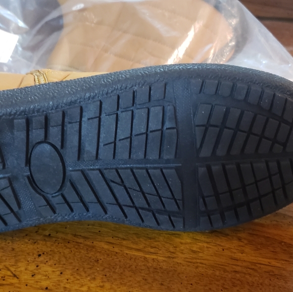 Quilted Slip-on Boots - Picture 3 of 4